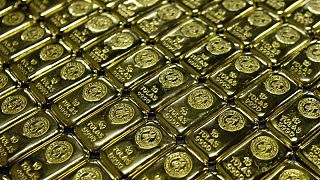 الذهب يكسر سلسلة مكاسب 3 أيام مع ارتفاع الدولار وعوائد السندات الأمريكية