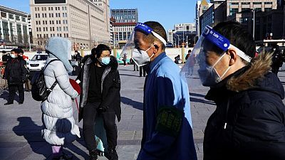 الصين تسجل 105 إصابات جديدة بفيروس كورونا