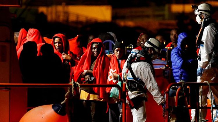 Un muerto y 16 desaparecidos en el naufragio de un bote de migrantes frente a las Canarias