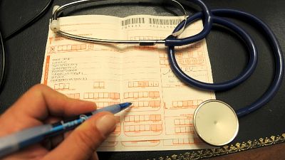 Continuava a rilasciare certificazioni mediche