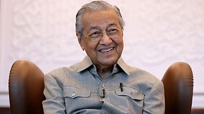 خروج رئيس وزراء ماليزيا السابق مهاتير محمد من المستشفى