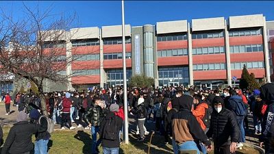 Due studenti denunciano docente per aggressione al cancello