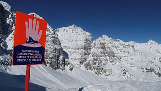 مقتل 8 متزلجين خلال يومين في 3 انهيارات جليدية بالنمسا