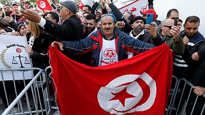 المجلس الأعلى للقضاء في تونس يرفض قرار الرئيس بحله ويتعهد بمواصلة مهامه