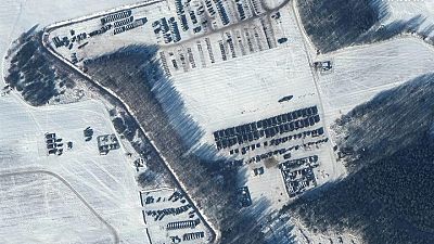 Imágenes satelitales muestran despliegue de tropas en frontera de Bielorrusia con Ucrania antes de ejercicios rusos