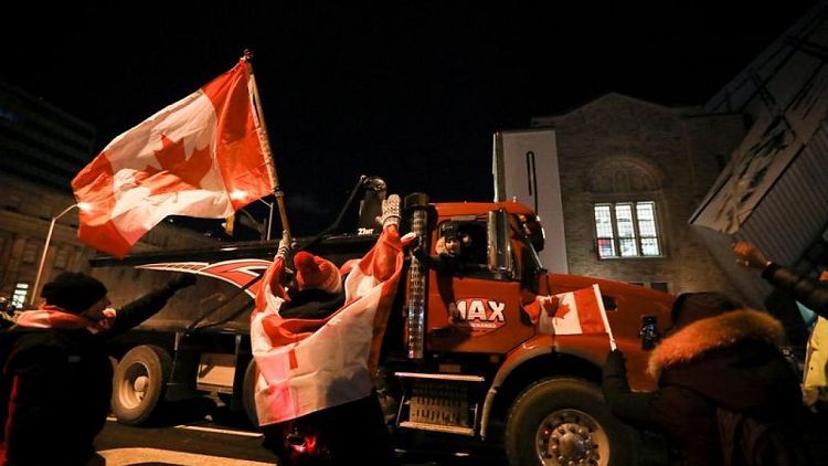 رئيس بلدية أوتاوا الكندية يعلن حالة الطواريء لمواجهة احتجاج سائقي الشاحنات