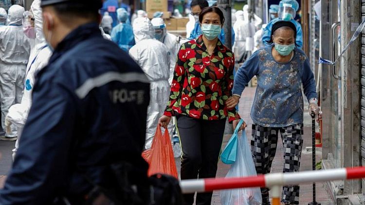 El aumento de los contagios pone bajo presión la estrategia de "cero COVID" de Hong Kong