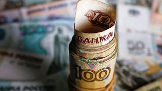الروبل الروسي يهبط والأسهم تهوي بينما تدرس موسكو مصير منطقتين انفصاليتين في شرق أوكرانيا