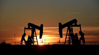 النفط يتراجع أكثر من 2% من أعلى مستوياته في 7 سنوات