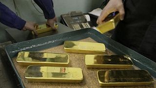 Oro cae desde máximos de 3 meses, crisis en Ucrania inquieta a inversores del paladio
