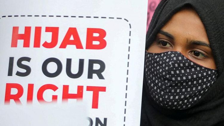 ولاية كارناتاكا الهندية تغلق المدارس بعد احتجاجات على حظر الحجاب