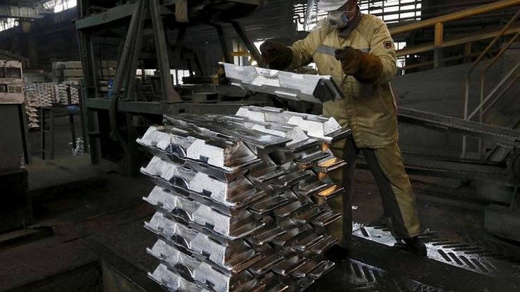 Aluminio cae tras tocar máximo en 13 años en medio de temores sobre suministro