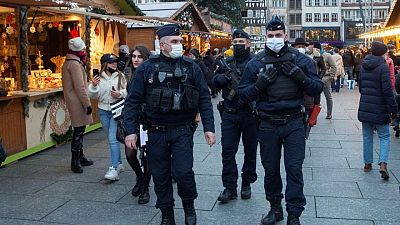 شرطة فرنسا تمنع احتجاجات على إجراءات مكافحة الجائحة في باريس