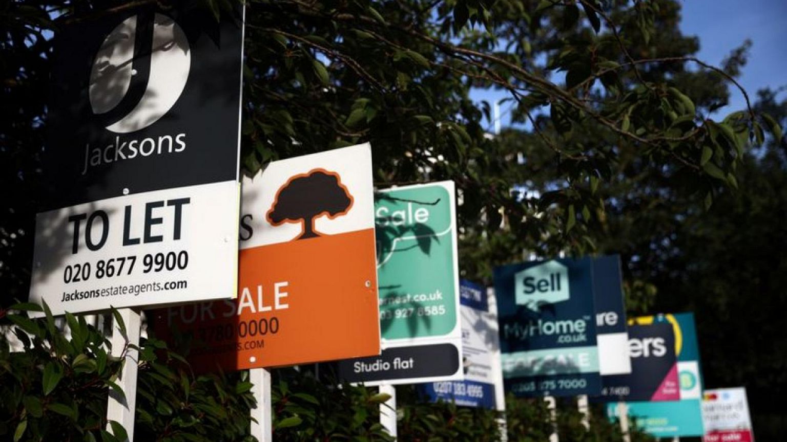 El repunte de precios de vivienda británica terminará en 2023, pero no se espera un desplome
