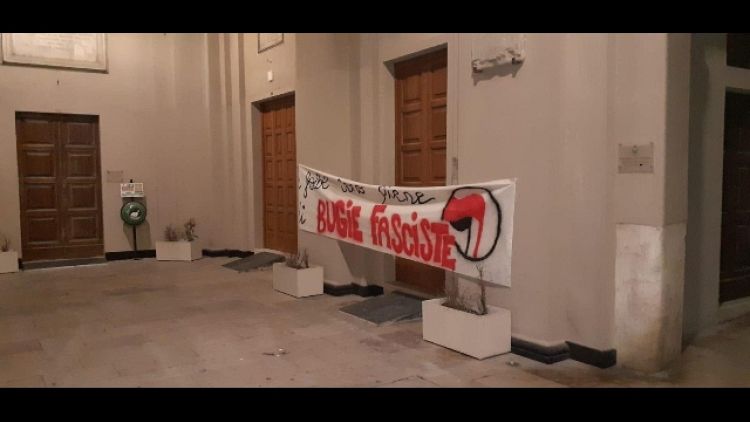 A Senigallia affisso a porta ufficio presidente Consiglio (FdI)