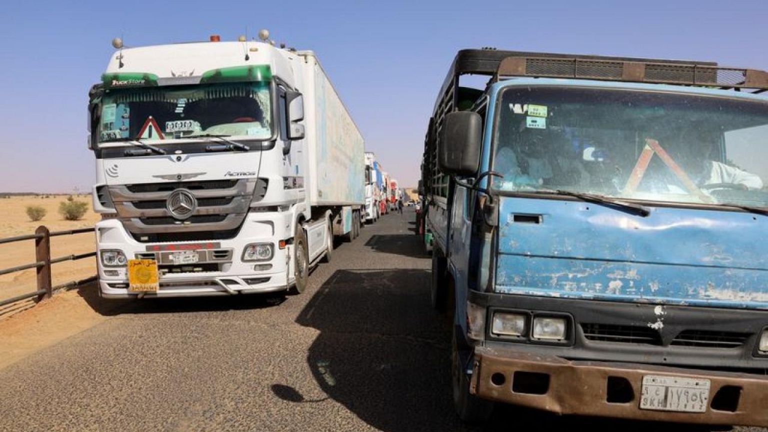  سائقو شاحنات عالقون عند الحدود السودانية المصرية بسبب غلق الطريق من قبل متظاهرين
