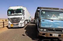  سائقو شاحنات عالقون عند الحدود السودانية المصرية بسبب غلق الطريق من قبل متظاهرين