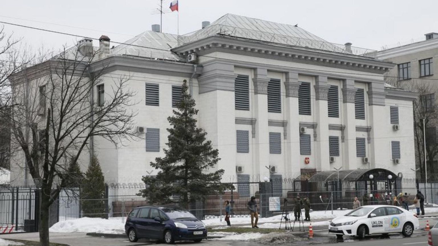 Russia says it will evacuate its diplomats from Ukraine