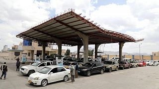 إعادة مصححة-اليمن يرفع أسعار البنزين بعد خفضه مرتين في أبريل