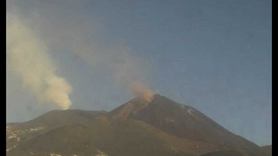Intensa attività dal cratere con spettacolare 'fontana di lava' Intensa attività dal cratere con spettacolare 'fontana di lava'