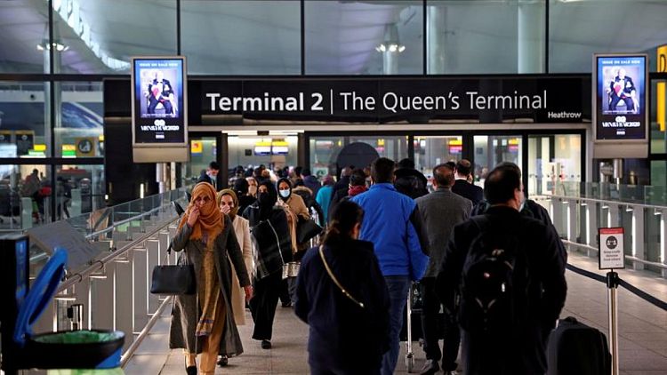 El aeropuerto londinense de Heathrow aumenta sus previsiones de tráfico de pasajeros y costes