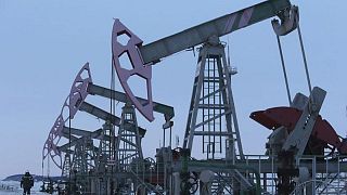 النفط يهبط بعد ارتفاعه مع توغل القوات الروسية في أوكرانيا