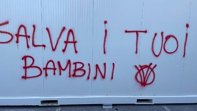 Ragazzi ripuliscono scritte scuole Trieste e mandano messaggio