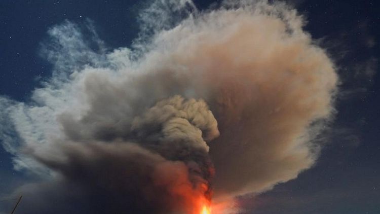 El volcán italiano Etna ilumina el cielo nocturno en una espectacular erupción