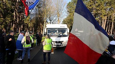 الشرطة تمنع 500 سيارة من دخول باريس للمشاركة في احتجاجات على قيود كوفيد-19