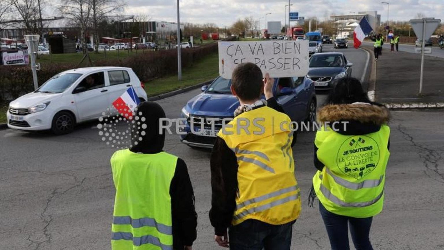 "Caravanas de la libertad" de Francia avanzan rumbo a París y a controles policiales
