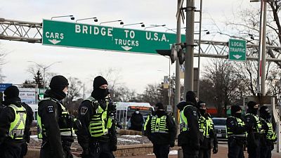 استمرار الأزمة بين الشرطة الكندية ومحتجين يغلقون جسرا بين كندا وأمريكا