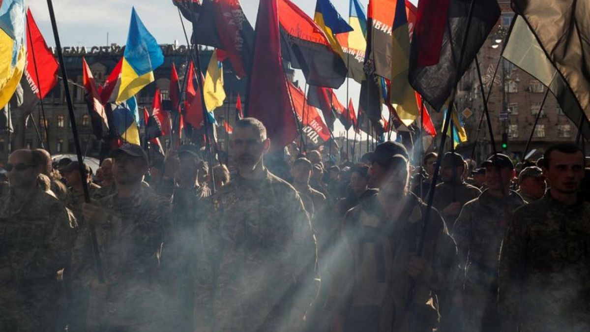 آلاف الأوكرانيين ينظمون مسيرة في كييف لإظهار الوحدة ضد تهديدات روسيا