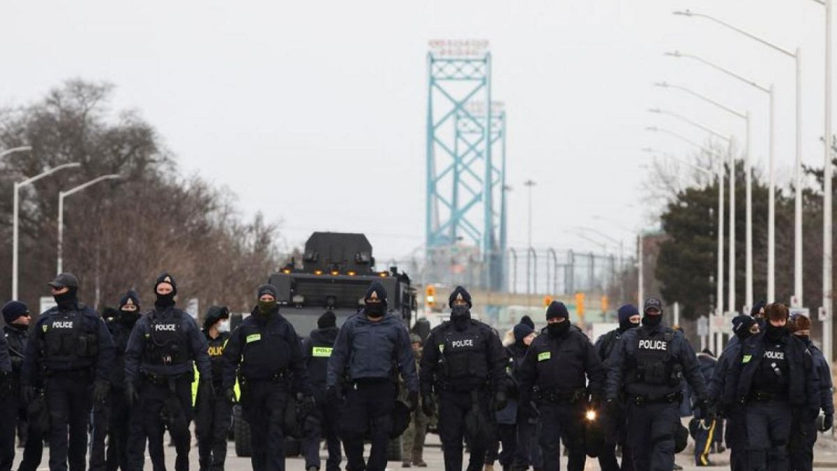 شاهد: الشرطة تعيد فتح جسر "أمباسادور" الاستراتيجي بين كندا والولايات المتحدة 