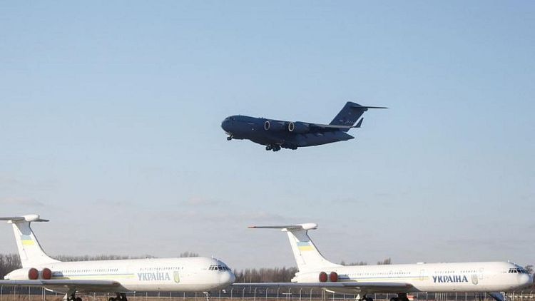 Más aerolíneas contemplan evitar el espacio aéreo ucraniano