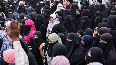ولاية هندية تعيد فتح بعض المدارس بعد جدل حول حظر الحجاب