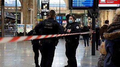 الشرطة الفرنسية تقتل شخصا هاجمها بسكين في محطة قطارات بباريس