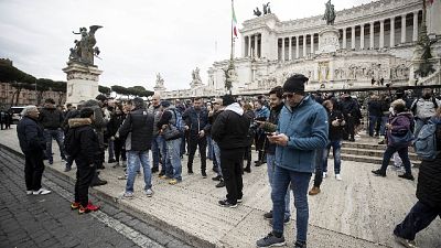 Pochi manifestanti sotto l'Altare della Patria Pochi manifestanti sotto l'Altare della Patria