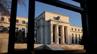 RESUMEN-Reserva Federal, dividida ante agresividad de alzas de tasas iniciales, esperará datos de febrero