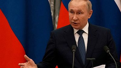 البرلمان الروسي يطالب بوتين بالاعتراف بمنطقتين انفصاليتين في شرق أوكرانيا