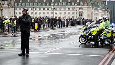 Policía británica reabre varios puentes en el centro de Londres tras alerta seguridad Policía británica reabre varios puentes en el centro de Londres tras alerta seguridad