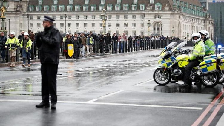 Policía británica reabre varios puentes en el centro de Londres tras alerta seguridad