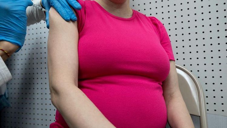 Vacunación para COVID durante embarazo ayuda a proteger a los bebés tras el nacimiento: estudio EEUU