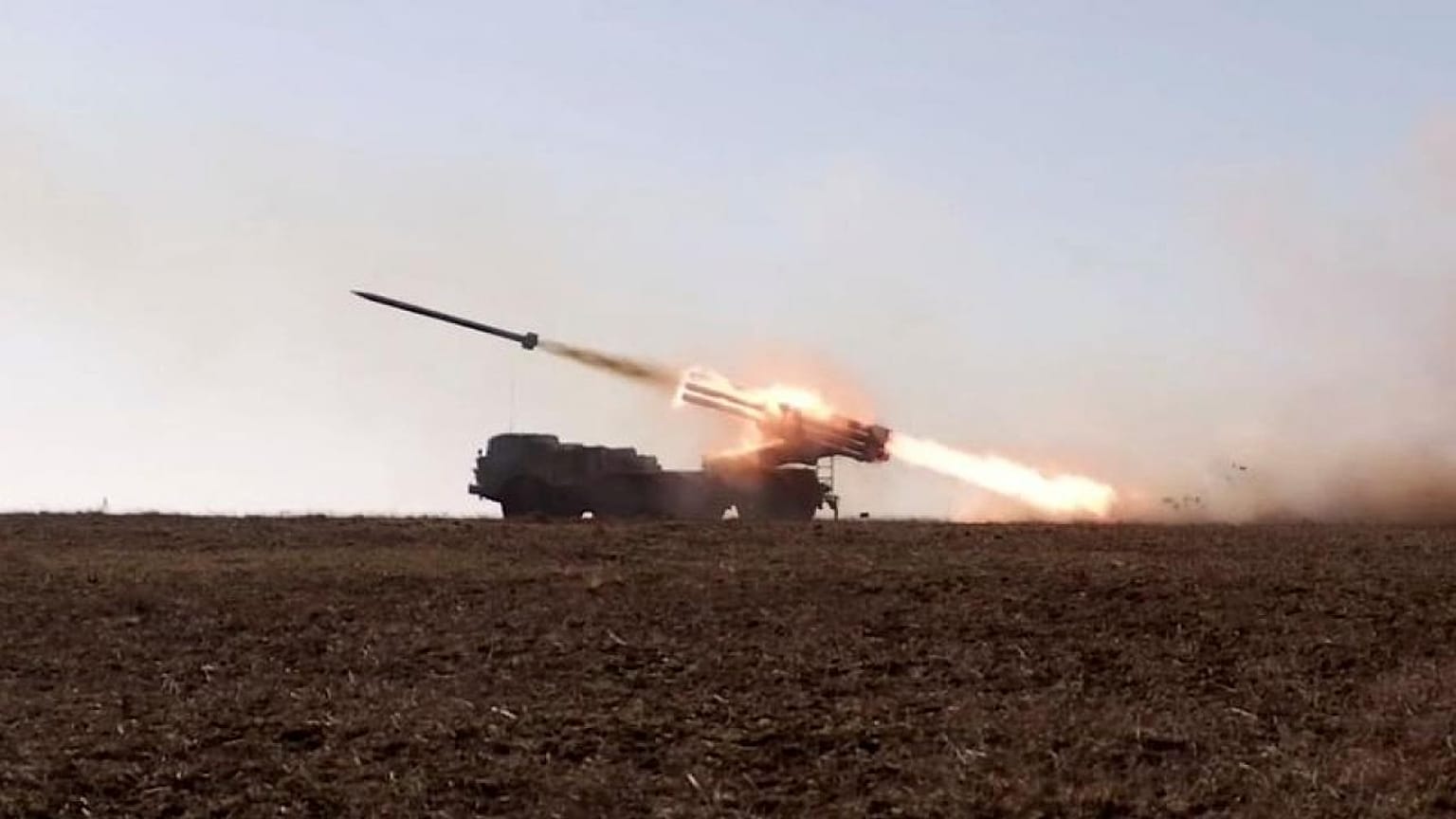 Rusia publica un vídeo en el que muestra tanques y equipo militar saliendo de Crimea