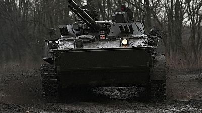 روسيا تقول إن مقطع فيديو يظهر عودة دباباتها للقواعد بعد تدريبات