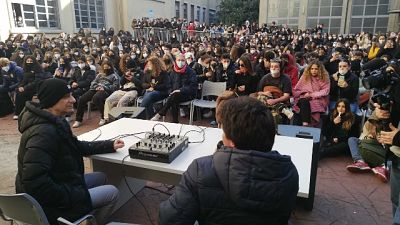 Artista incontra giovani per 'solidarietà alla mobilitazione'
