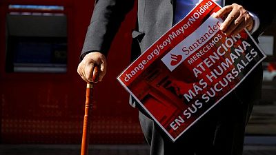 La revuelta contra las apps de los bancos moviliza a los pensionistas de Europa