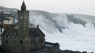 العاصفة يونيس، التي تكونت في وسط المحيط الأطلسي وتحركت من جزر الأزور في اتجاه أوروبا، تحمل رياحا عاتية تشكل خطرا على الحياةة 18 فبراير 2022