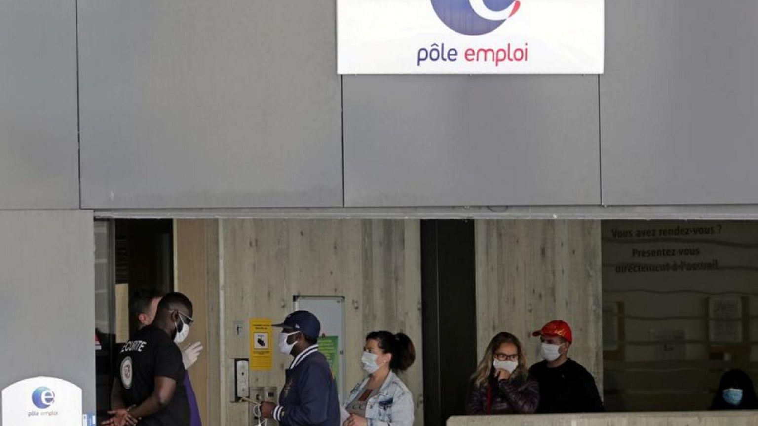 France unemployment falls to 13-year low of 7.4% in fourth quarter