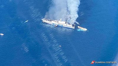 Dos personas atrapadas, cientos rescatados tras incendio de ferry que viajaba entre Grecia e Italia