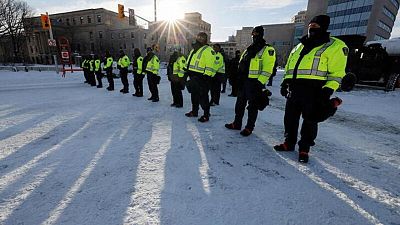 La policía canadiense dispersará a manifestantes que protestan contra medidas por COVID-19 La policía canadiense dispersará a manifestantes que protestan contra medidas por COVID-19